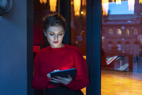 Deutschland, Berlin, Porträt einer Geschäftsfrau mit digitalem Tablet im Freien - TAMF01281