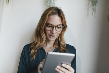 Geschäftsfrau mit Tablet - GUSF01921