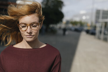 Porträt einer jungen Frau mit Brille und geschlossenen Augen - GUSF01932