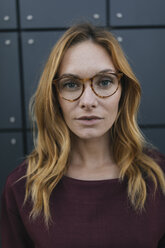 Porträt einer ernsten jungen Frau mit Brille - GUSF01945