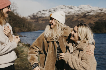 UK, Schottland, glückliche Freundinnen am Loch Lomond - LHPF00537