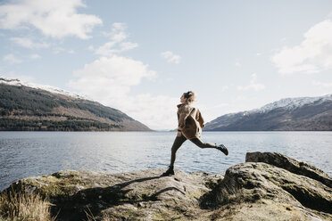 UK, Schottland, junge Frau läuft am Loch Lomond - LHPF00539