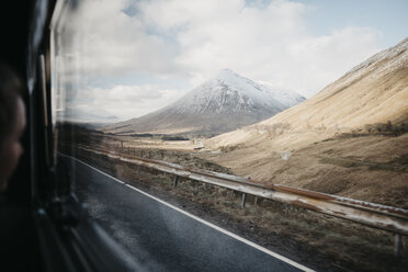 Großbritannien, Schottland, Loch Lomond and The Trossachs National Park, Straße und Berg durch Autofenster gesehen - LHPF00557