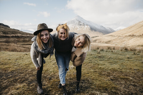 UK, Schottland, Loch Lomond and the Trossachs National Park, glückliche Freundinnen in ländlicher Umgebung, lizenzfreies Stockfoto