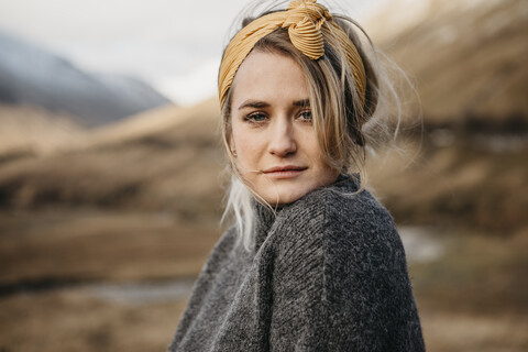 UK, Schottland, Loch Lomond and the Trossachs National Park, Porträt einer jungen Frau in ländlicher Umgebung, lizenzfreies Stockfoto