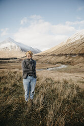 Vereinigtes Königreich, Schottland, Loch Lomond and the Trossachs National Park, junge Frau steht in ländlicher Landschaft - LHPF00561