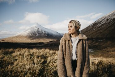 Frau im Loch Lomond and the Trossachs National Park, UK, Schottland - LHPF00563