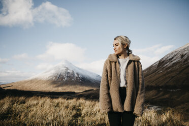 Großbritannien, Schottland, Loch Lomond and the Trossachs National Park, nachdenkliche junge Frau in ländlicher Landschaft - LHPF00564