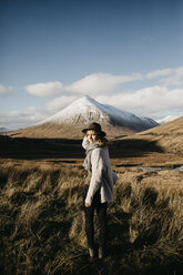 Großbritannien, Schottland, Loch Lomond and the Trossachs National Park, junge Frau mit Hut in ländlicher Landschaft - LHPF00566