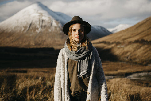 UK, Schottland, Loch Lomond and the Trossachs National Park, Porträt einer jungen Frau mit Hut in ländlicher Landschaft - LHPF00567