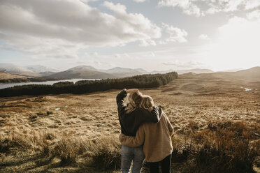Großbritannien, Schottland, Loch Lomond and the Trossachs National Park, Rückansicht von Freundinnen mit Blick auf die Aussicht - LHPF00570