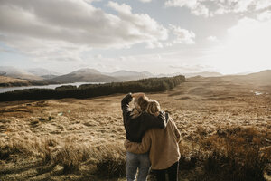 Großbritannien, Schottland, Loch Lomond and the Trossachs National Park, Rückansicht von Freundinnen mit Blick auf die Aussicht - LHPF00570