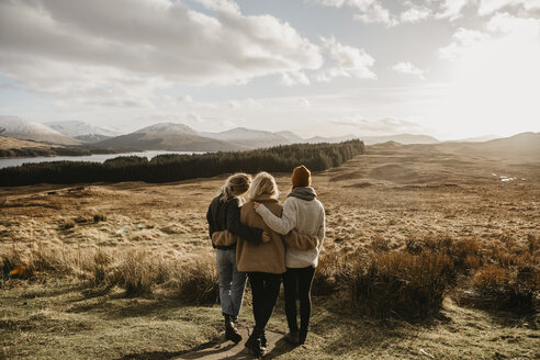 Großbritannien, Schottland, Loch Lomond and the Trossachs National Park, Rückansicht von Freundinnen mit Blick auf die Aussicht - LHPF00571