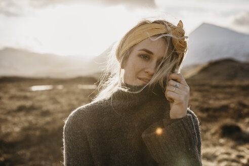 UK, Schottland, Loch Lomond and the Trossachs National Park, Porträt einer jungen Frau in ländlicher Umgebung - LHPF00576