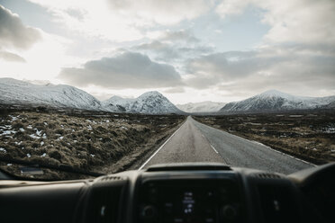 Großbritannien, Schottland, Glencoe, leere Straße durch die Windschutzscheibe eines Autos gesehen - LHPF00577