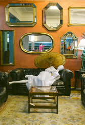 Innenraum eines Geschäfts für Vintage-Möbel und -Kleidung - MGOF04020