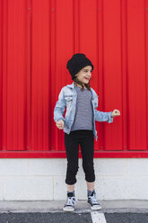 Modisches kleines Mädchen mit Mütze, Jeansjacke und Turnschuhen - ERRF01152