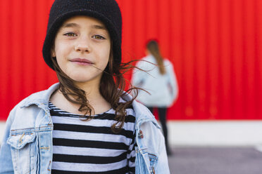 Porträt eines kleinen Mädchens mit schwarzer Mütze - ERRF01174