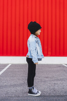 Modisches kleines Mädchen mit Jeansjacke, schwarzer Mütze und Turnschuhen - ERRF01177