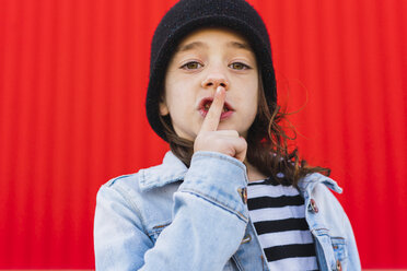 Porträt eines kleinen Mädchens mit Finger auf dem Mund - ERRF01178