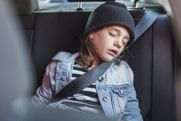 Porträt eines schlafenden kleinen Mädchens auf dem Rücksitz eines Autos - ERRF01186