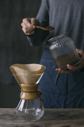 Nahaufnahme eines Mannes, der Filterkaffee zubereitet - ALBF00839
