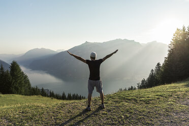 Österreich, Tirol, Mann steht in den Bergen und schaut auf den Achsensee - WFF00082