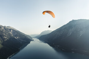 Österreich, Tirol, Gleitschirmflieger über dem Achensee am frühen Morgen - WFF00085