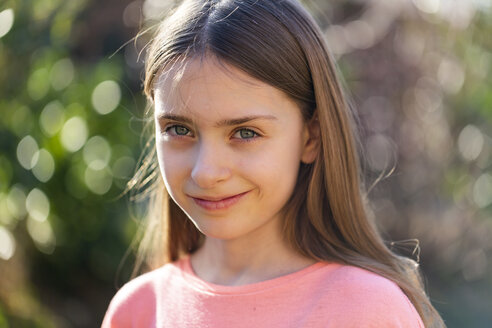 Portrait of smiling girl in the garden - SARF04232