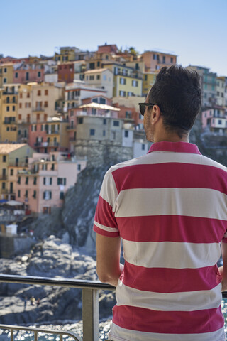 Italien, Ligurien, La Spezia, Nationalpark Cinque Terre, Mann auf dem Weg nach Manarola, lizenzfreies Stockfoto