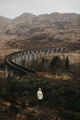 UK, Schottland, Highland, Glenfinnan Viaduct, Rückansicht einer jungen Frau mit Blick auf die Aussicht - LHPF00582