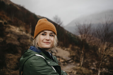 UK, Schottland, Highland, Porträt einer jungen Frau in ländlicher Umgebung - LHPF00583