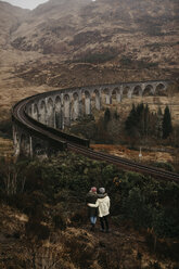 UK, Schottland, Highland, Glenfinnan Viaduct, Rückansicht von Freundinnen mit Blick auf die Aussicht - LHPF00584