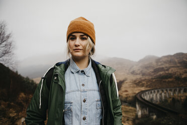 UK, Schottland, Highland, Porträt einer jungen Frau am Glenfinnan-Viadukt - LHPF00587