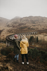 UK, Schottland, Highland, Glenfinnan Viaduct, Freundinnen mit Blick auf die Aussicht - LHPF00588