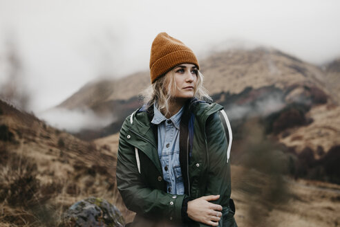 UK, Schottland, Highland, nachdenkliche junge Frau in ländlicher Landschaft - LHPF00597