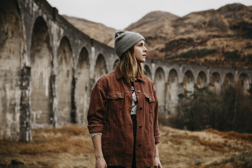 UK, Schottland, Highland, Porträt einer jungen Frau am Glenfinnan-Viadukt - LHPF00603