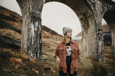 UK, Schottland, Highland, Porträt einer jungen Frau am Glenfinnan-Viadukt - LHPF00607