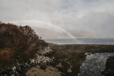 UK, Schottland, Highland, Regenbogen über dem Meer - LHPF00612