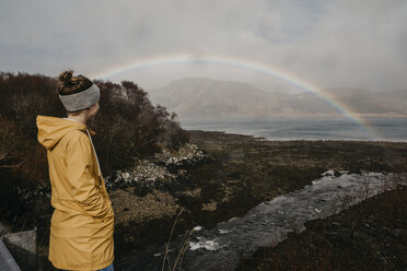 UK, Schottland, Highland, Frau betrachtet Regenbogen über dem Meer - LHPF00613