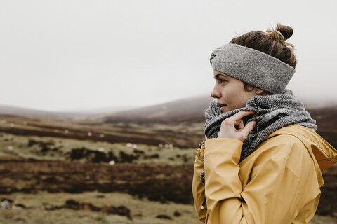 UK, Schottland, Isle of Skye, junge Frau in ländlicher Umgebung, lizenzfreies Stockfoto