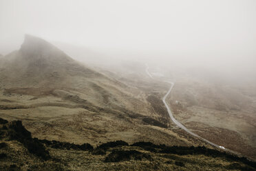 UK, Schottland, Isle of Skye, Aussichtspunkt Quiraing, neblige Landschaft - LHPF00621