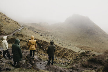 UK, Schottland, Isle of Skye, Aussichtspunkt Quiraing, Rückansicht von vier Frauen in nebliger Landschaft - LHPF00623