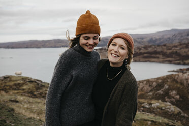 UK, Schottland, Highland, Porträt von zwei glücklichen jungen Frauen in ländlicher Umgebung - LHPF00655