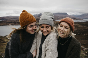 UK, Schottland, Highland, drei glückliche junge Frauen in ländlicher Umgebung - LHPF00658