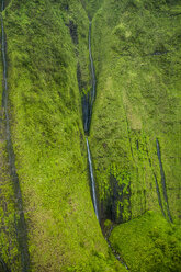 Hawaii, Kauai, Luftaufnahme der Na Pali Küste, Na Pali Coast State Wilderness Park, Wasserfall - RUNF01847