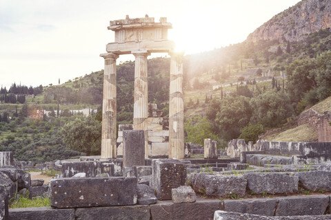 Griechenland, Delphi, Tholos im Heiligtum der Athena Pronaia bei Sonnenuntergang, lizenzfreies Stockfoto