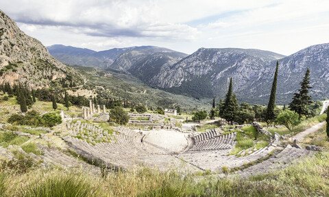 Griechenland, Delphi, Theater, Athener Schatzkammer und Apollo-Tempel, lizenzfreies Stockfoto