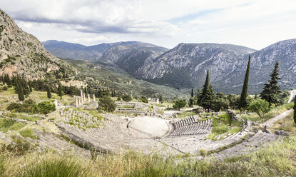 Griechenland, Delphi, Theater, Athener Schatzkammer und Apollo-Tempel - MAMF00554