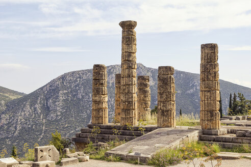 Griechenland, Delphi, Apollo-Tempel, dorische Säulen - MAMF00555